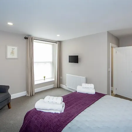 Darlington Arms By The Airport - Free Parking - Bar & Food Redhill
