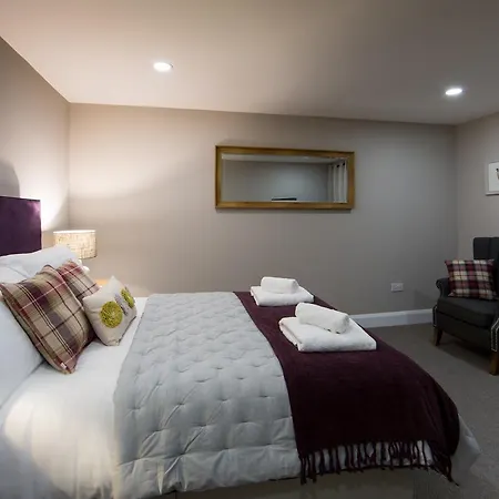 Darlington Arms By The Airport - Free Parking - Bar & Food Fogadó Redhill