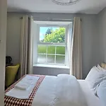 Mini-hôtel Darlington Arms By The Airport - Free Parking - Bar & Food 4*
