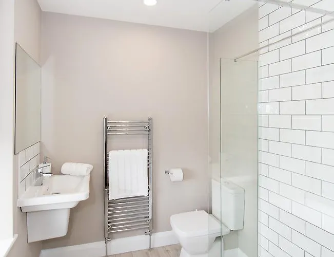 Darlington Arms By The Airport - Free Parking -bar & Food 红山