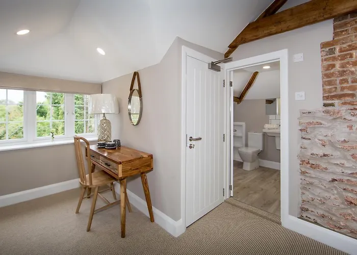 Darlington Arms By The Airport - Free Parking -bar & Food