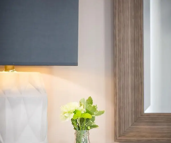 Darlington Arms By The Airport - Free Parking -bar & Food